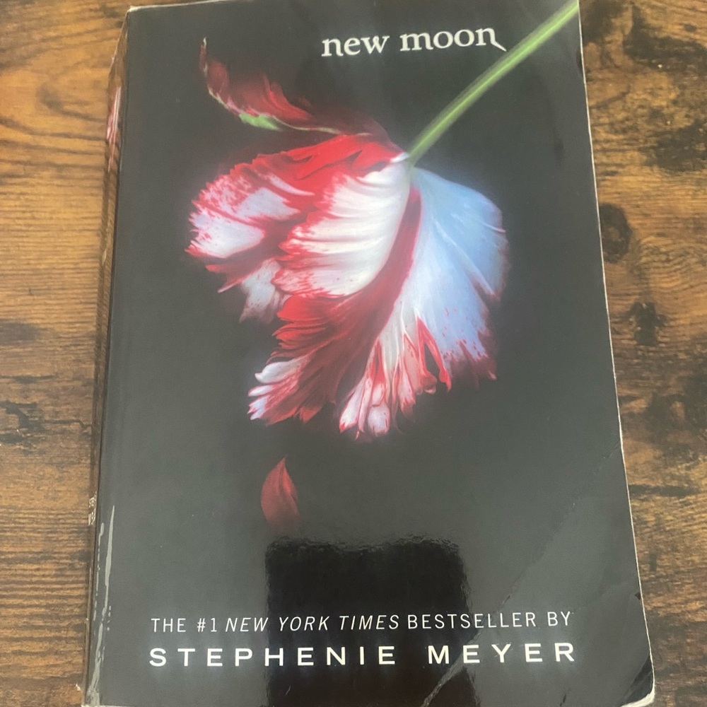 New Moon by Stephenie Meyer Book